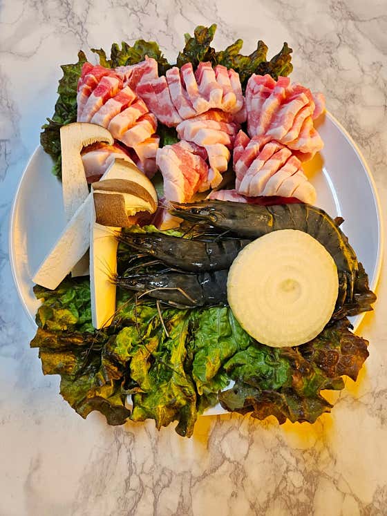 한돈칼집생삼겹살(650g)+왕새우 메뉴 사진(네이버)
