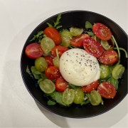 부라타치즈샐러드 메뉴 사진(네이버)