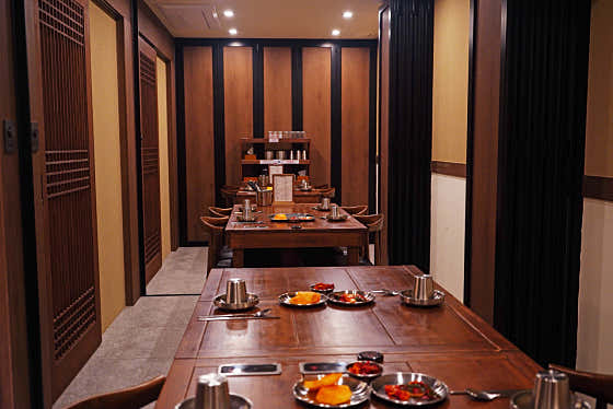 Tables and seating at Muan Hoegwan Cheongdam