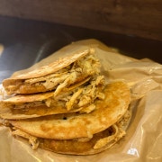 (사장님추천)불맛가득 치킨치즈퀘사타코 메뉴 사진(네이버)