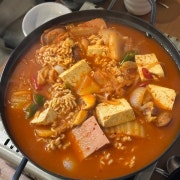 부대찌개와 라면사리 메뉴 사진(네이버)