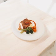 등심스테이크 230g 메뉴 사진(네이버)