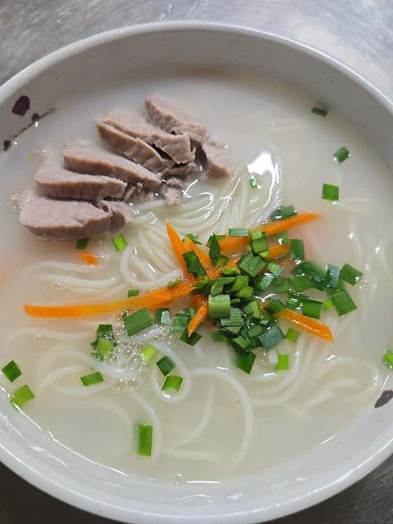 흑돼지 고기국수 메뉴 사진(네이버)