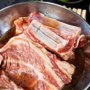 한돈 수제 돼지갈비 250g 메뉴 사진(네이버)