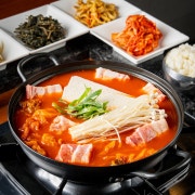 [점심특선]흑돼지 생고기 김치찌개 메뉴 사진(네이버)