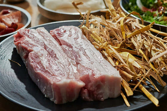 ⭐️48시간 숙성 보리짚불 흑 삼겹살 메뉴 사진(네이버)