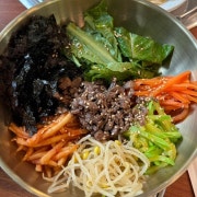 익힌고기비빔밥 메뉴 사진(네이버)