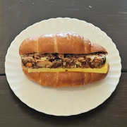 버터견과쫀득 쌀소금빵 메뉴 사진(네이버)