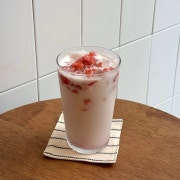 딸기라떼 (ice only) 메뉴 사진(네이버)