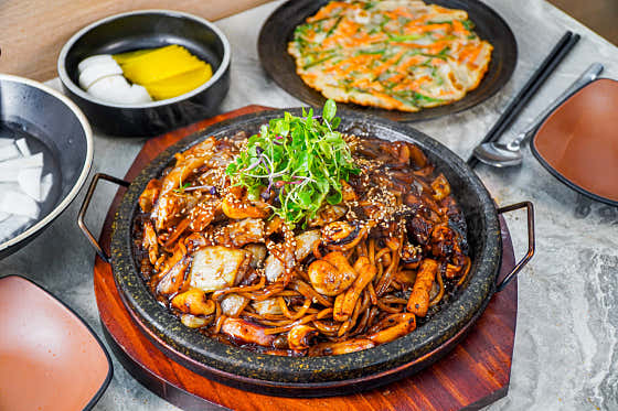 지글지글 돌짜장(큰중) 메뉴 사진(네이버)