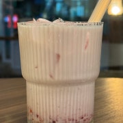 딸기 라떼(ICE ONLY) 메뉴 사진(네이버)