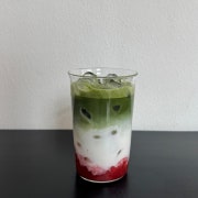 딸기말차라떼 메뉴 사진(네이버)