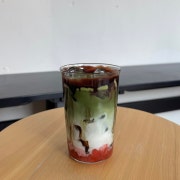 딸기말차초코라떼 메뉴 사진(네이버)