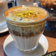 피스타치오크림라떼 메뉴 사진(네이버)
