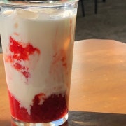 딸기라떼 메뉴 사진(네이버)