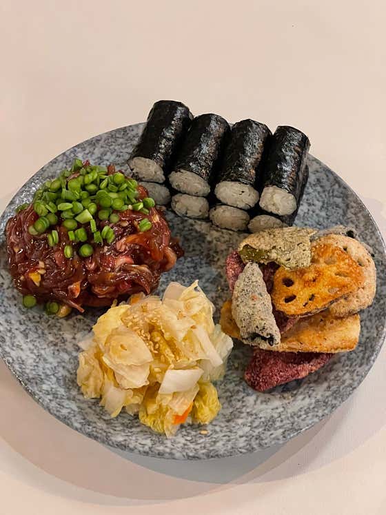 마늘쫑 육회/꼬마김밥 메뉴 사진(네이버)