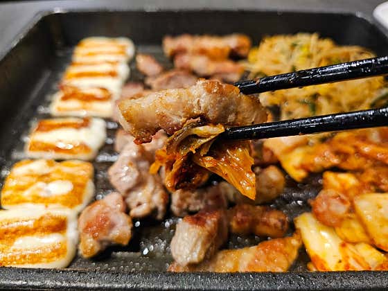 돈블랑 청담스퀘어점의 고기와 불판 위 곁들임