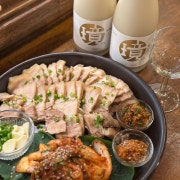 지화자 수육한판 메뉴 사진(네이버)