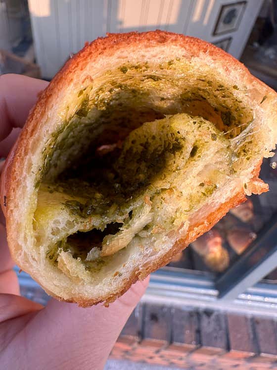 바질치즈소금빵 메뉴 사진(네이버)