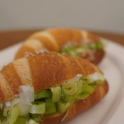 대파베이컨 크림치즈 소금빵 메뉴 사진(네이버)