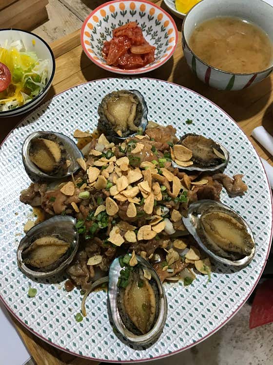 전복 흑돼지 접시 junbok han 메뉴 사진(네이버)