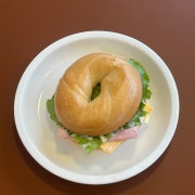 Bagel ham and cheese 메뉴 사진(네이버)