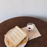 굽굽식빵 + 딸기청생크림 메뉴 사진(네이버)