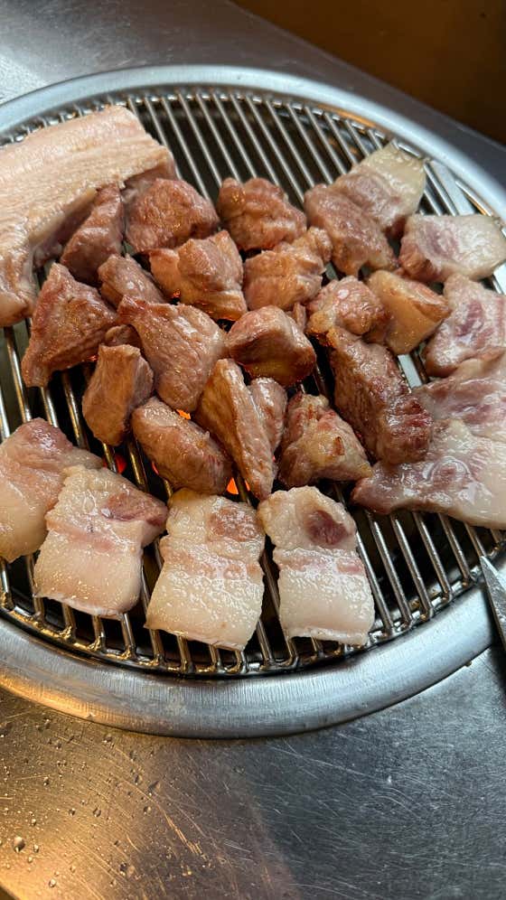 진도새기의 불판 위 고기