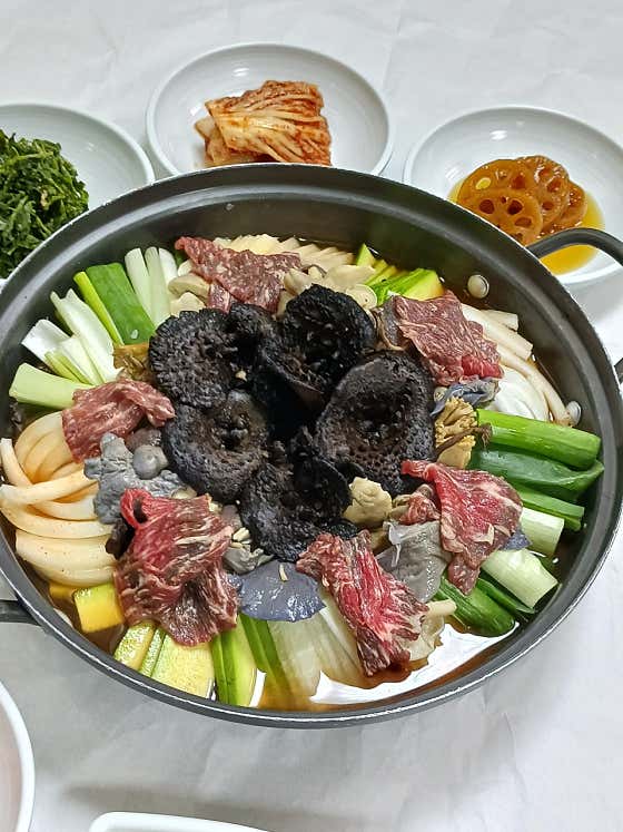 국산능이 자연산 버섯전골 메뉴 사진(네이버)
