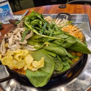 닭곱창전골(중) 닭반마리가 푸짐하게 메뉴 사진(네이버)