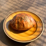바질 롤치즈 소금빵 메뉴 사진(네이버)