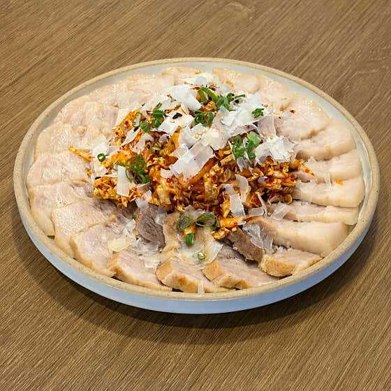 치즈를 올린 겉절이와 삼겹수육 메뉴 사진(네이버)