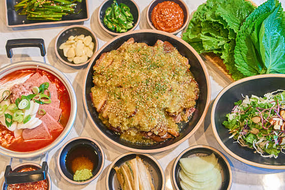 마농족발(순두부찌게+냉채샐러드제공) 메뉴 사진(네이버)