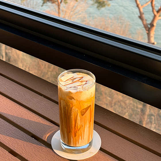 곰소 소금 카라멜 라떼(ICE) 메뉴 사진(네이버)