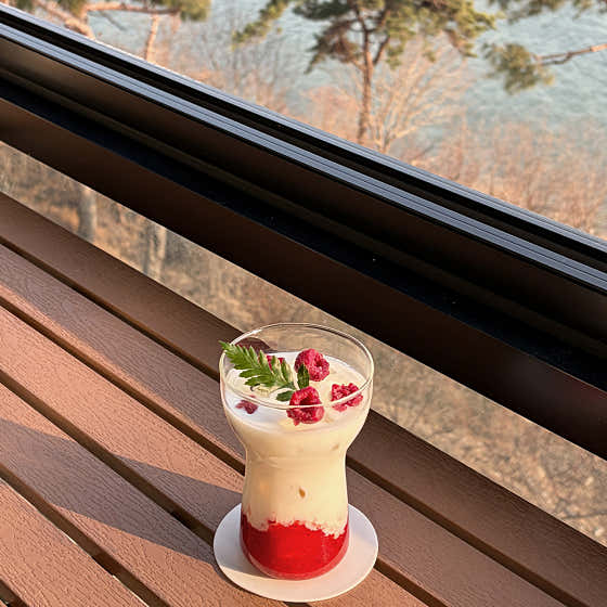 딸기라떼(ICE) 메뉴 사진(네이버)