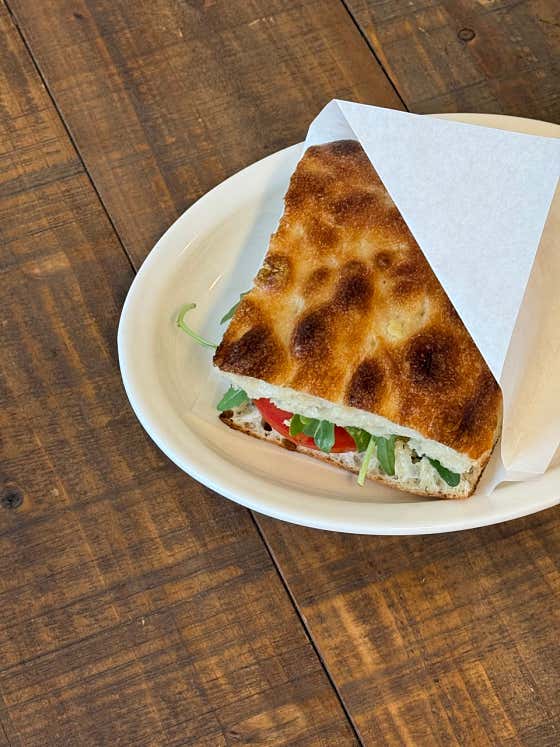 바질 치킨 포카치아 샌드위치 메뉴 사진(네이버)