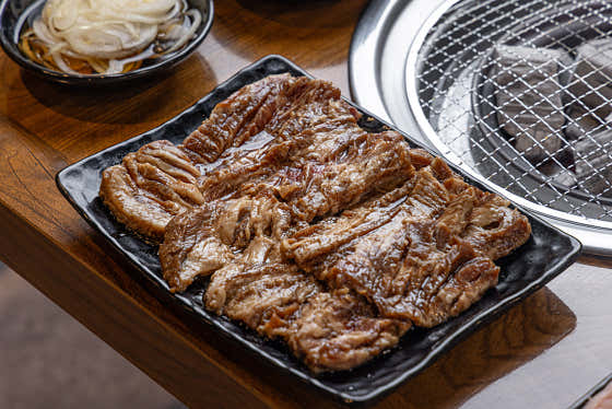황제갈비살 (양념) 100g 메뉴 사진(네이버)