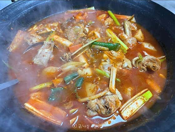 솥뚜껑닭볶음탕(생닭사용,한시간전예약) 메뉴 사진(네이버)