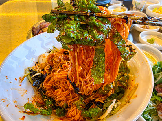 매실숙성비빔국수 메뉴 사진(네이버)