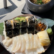 [시그니처]광어소금김밥과 안키모뚝배기 메뉴 사진(네이버)