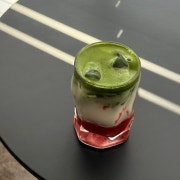딸기말차라떼(Iced) 메뉴 사진(네이버)