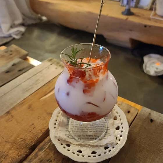리얼딸기라떼 메뉴 사진(네이버)
