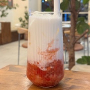 (내년에만나요)생딸기우유 메뉴 사진(네이버)