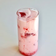 딸기라떼 (Only Ice) 메뉴 사진(네이버)