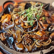 해물돌판짜장 중(2~3인용) 메뉴 사진(네이버)