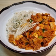 제육덮밥(김치) 메뉴 사진(네이버)