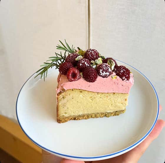 라즈베리피스타치오케이크 메뉴 사진(네이버)