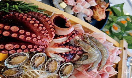 문어해물삼합 중(2인용) 메뉴 사진(네이버)
