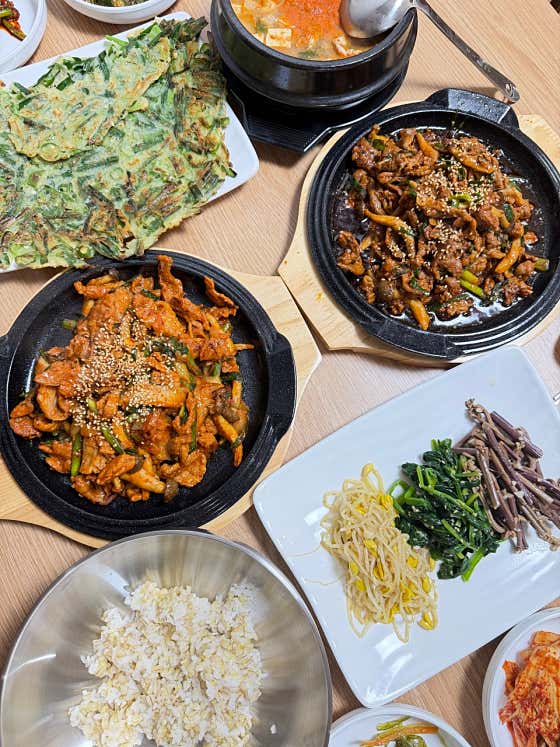하늘천따지 보리밥과고기한상