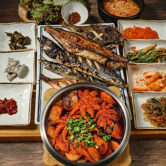 매콤쭈꾸미솥밥+화덕생선구이 메뉴 사진(네이버)